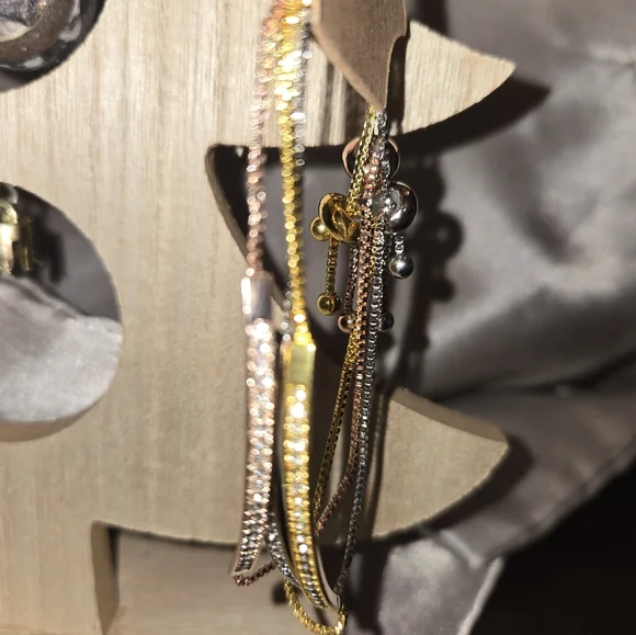 Bracelets - Picture 2 of 9